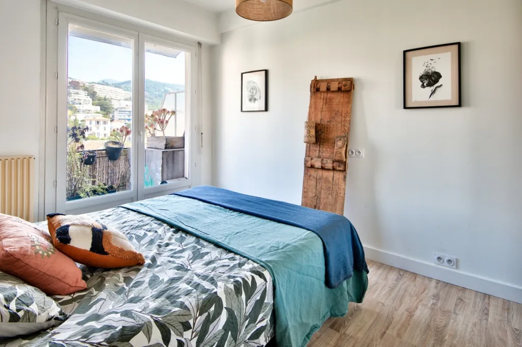 Chambres - Appartement avec Balcons et Vue sur les Collines à Nice Nord