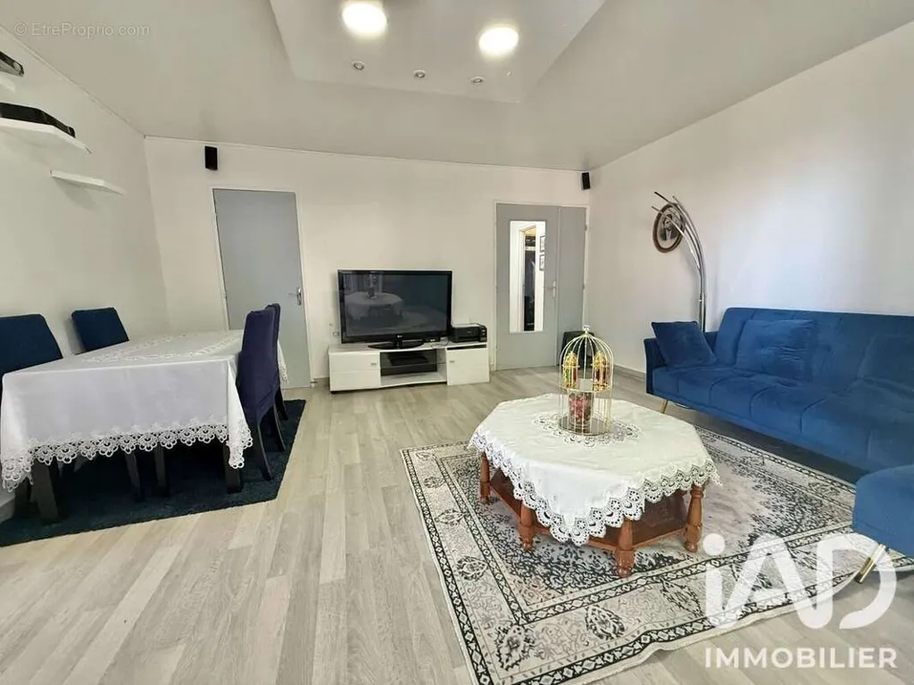 Soggiorno - Apartment with Balcony in Meaux