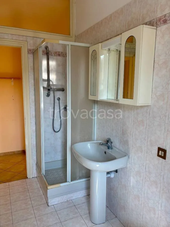 Salles de bain - Modernised 2-Bed Flat with Balcony in Pinerolo