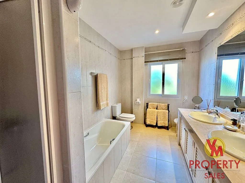 Salles de bain - Chalet with Pool in Golf Estate