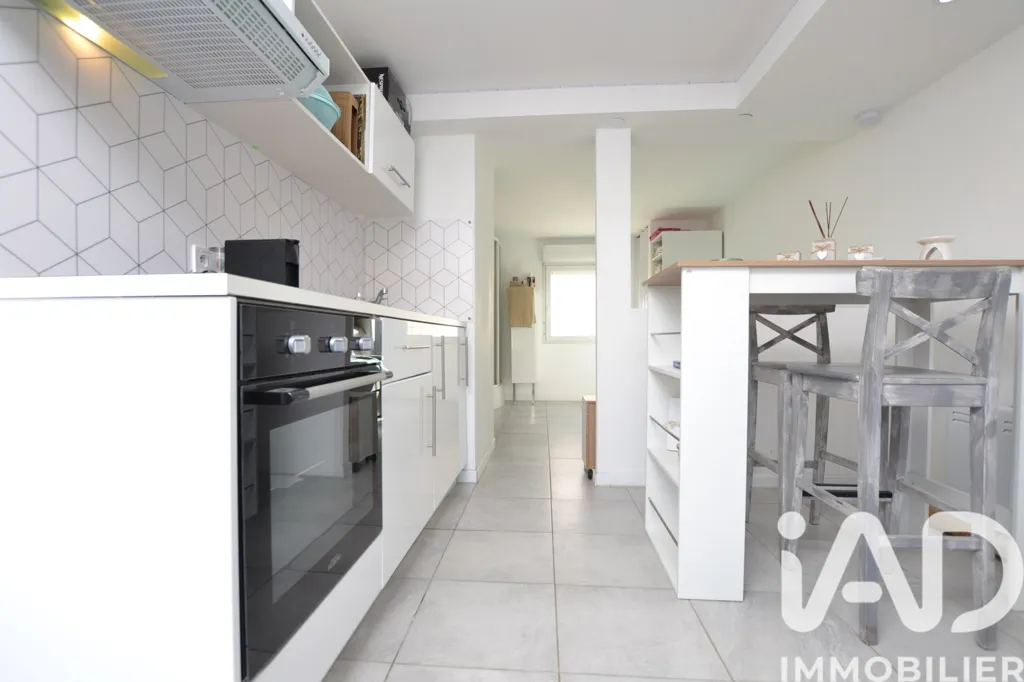 Kitchen - Villa with Pool and Garden in Quarante