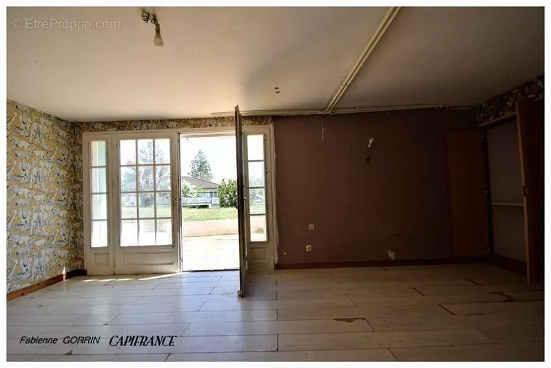 Rooms - Spacious House with Large Garage in Aigondigné