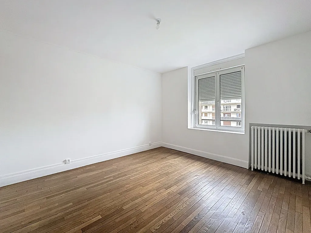 Rooms - Renovated 3-Bed Flat with Balcony in Nancy