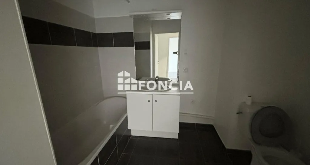 Bagni - Top-Floor Apartment with Balcony in Décines