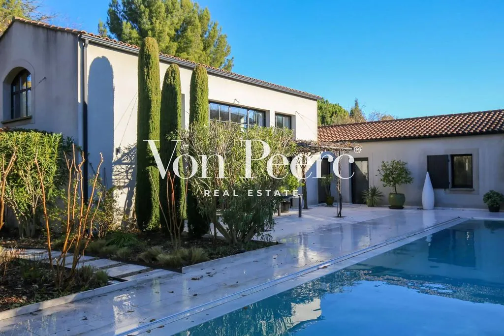 Piscine - Maison Contemporaine avec Jardin et Piscine à Saint-Rémy-de-Provence