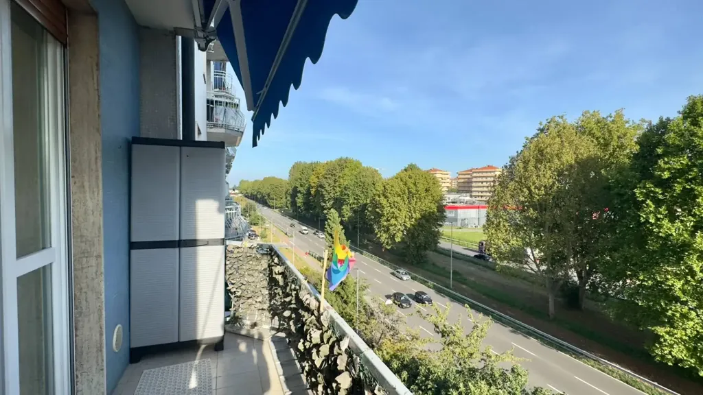 Balcon - Rear-Facing Apartment with Balcony in Cinisello Balsamo