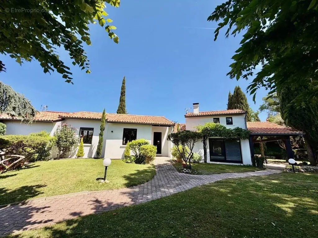 Jardin - Maison Contemporaine avec Piscine et Jardin à Proximité des Écoles