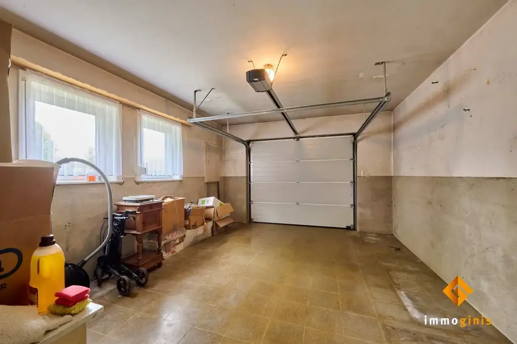 Garaaž - Spacious House with Green View in 10a17ca Plot