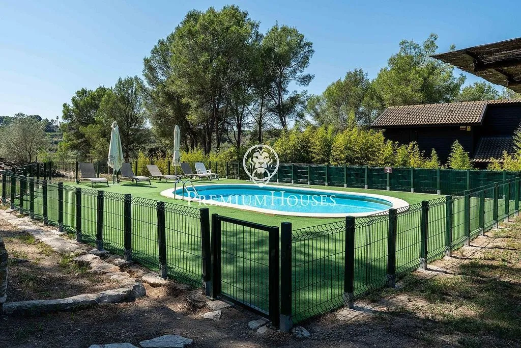 Bassein - Luxury Farmhouse with Pool near Catllar