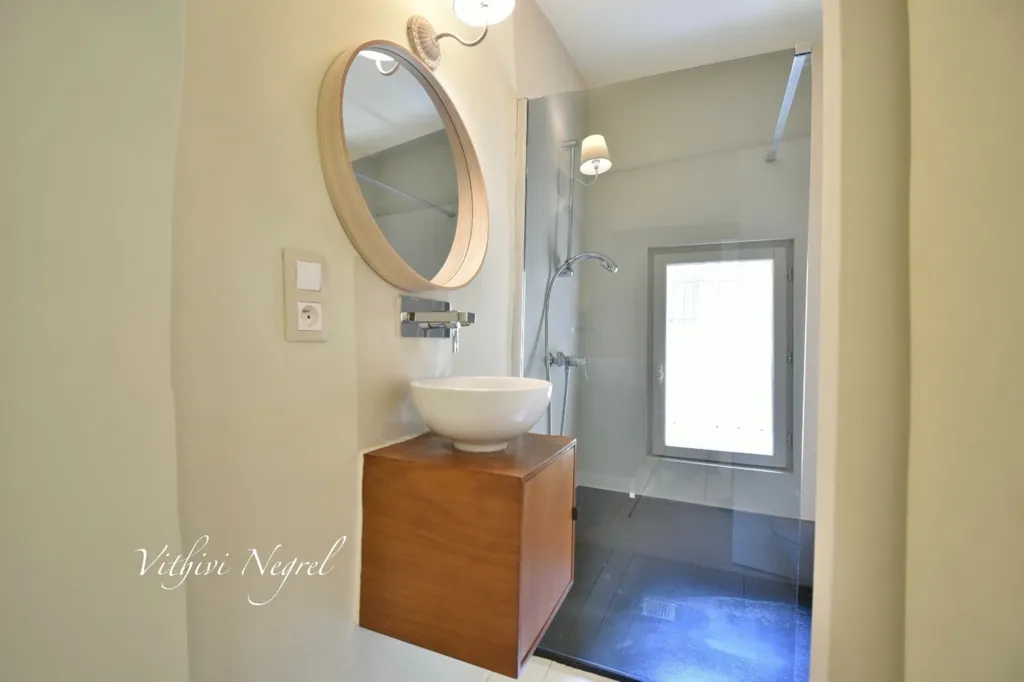 Salles de bain - Maison Rénovée avec Cheminée au Centre d'Eyragues