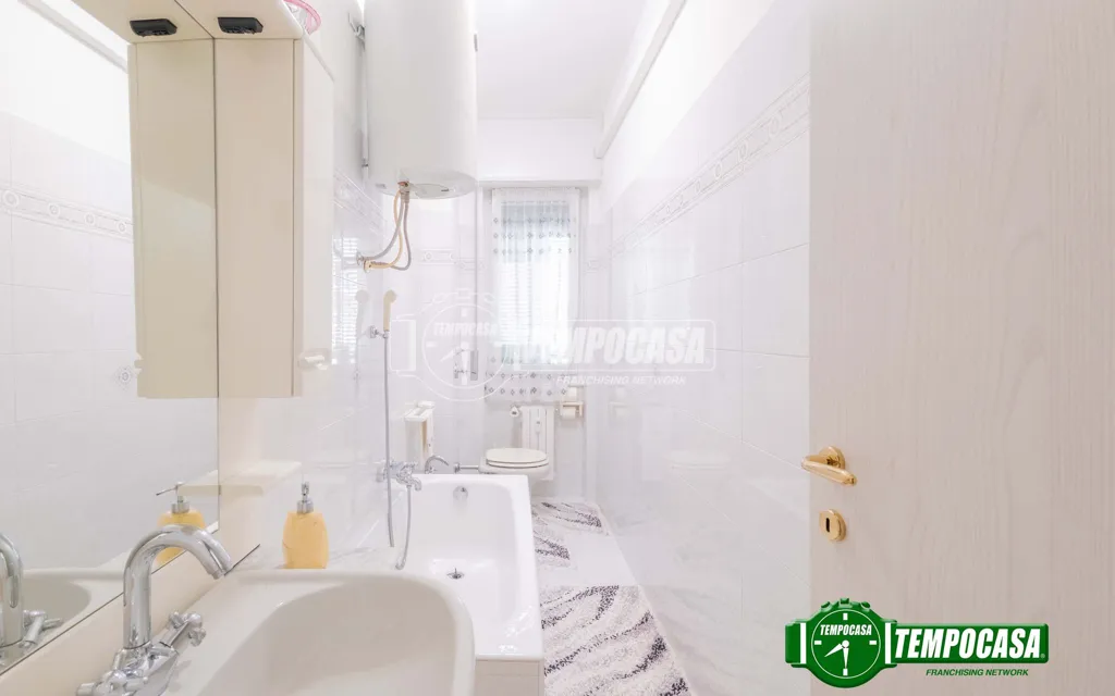 Salles de bain - Rear-Accessed 2-Bedroom Flat in Milan