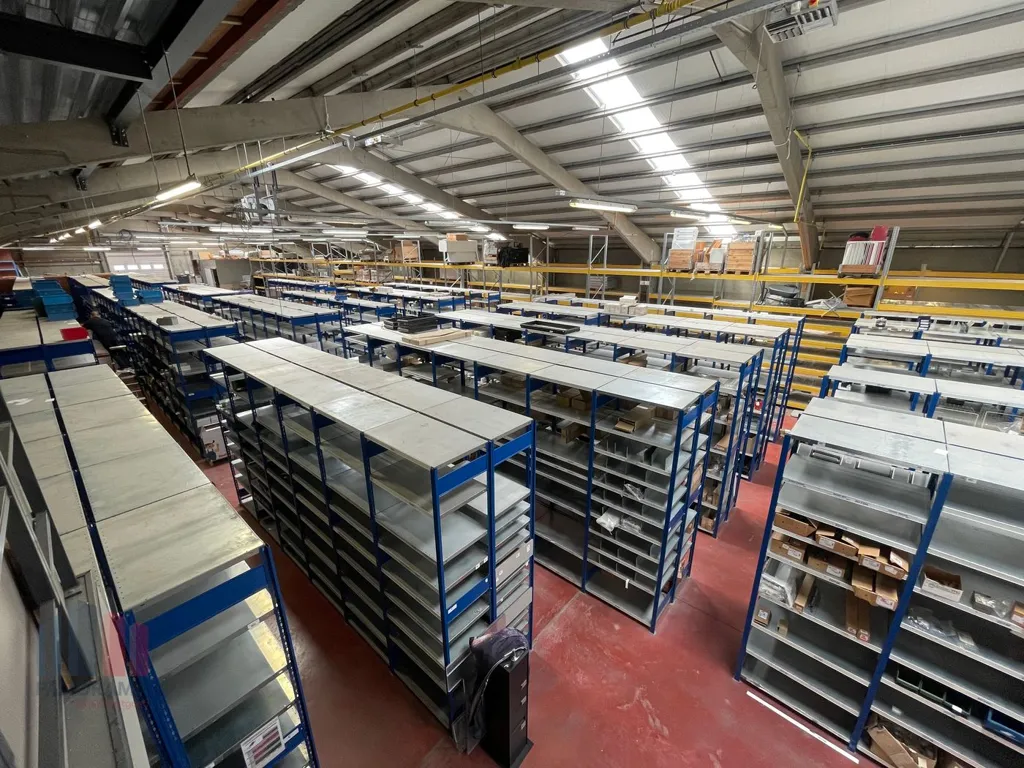 Buanderie - Magasin Polyvalent avec Hauteur Libre à Bruges