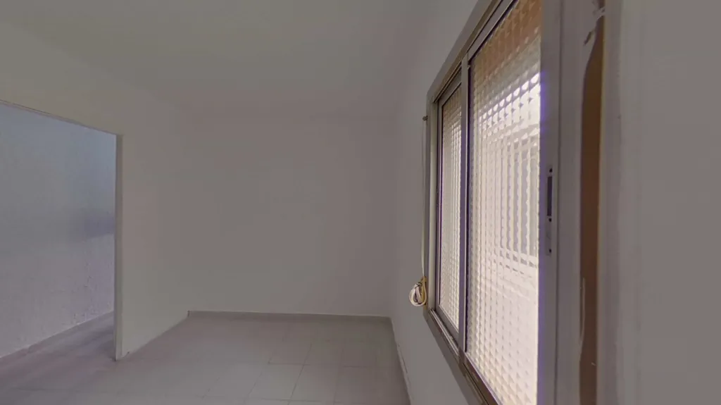 Pièces - Apartment with Balcony for Renovation in Centre