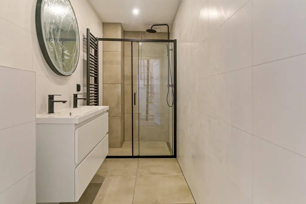 Salles de bain - Fully Renovated 6-Bedroom Apartment in Rotterdam