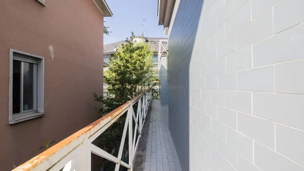Balcony - Luxury Villa with Private Garden in Milan