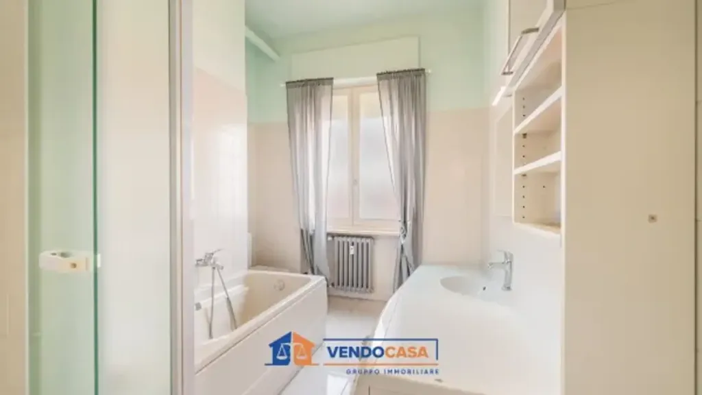 Salles de bain - Apartment with Balcony in Cuneo