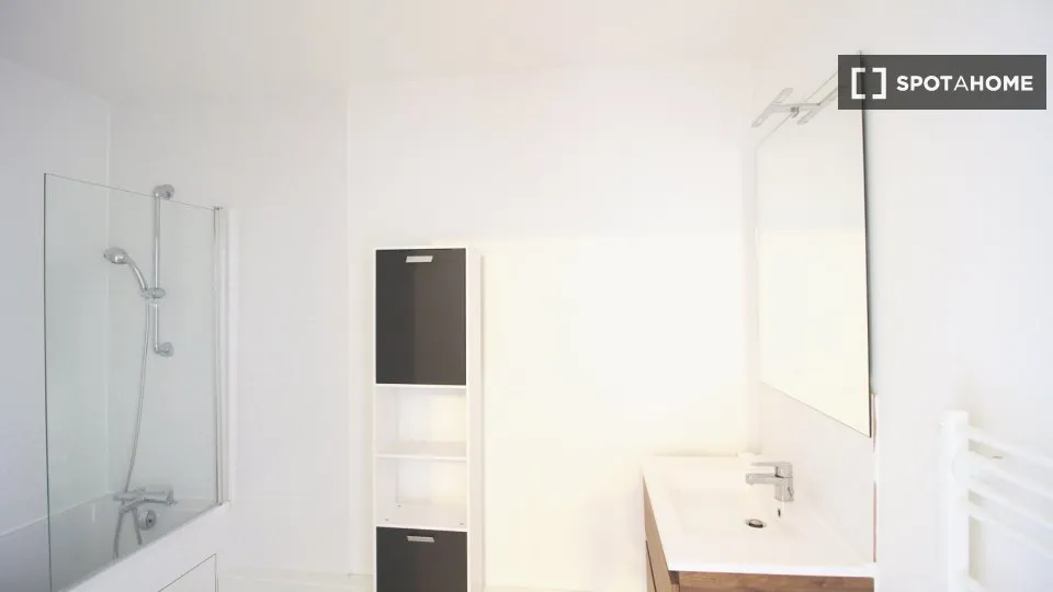 Salles de bain - Chambre dans Appartement 4 Pièces à République, Paris