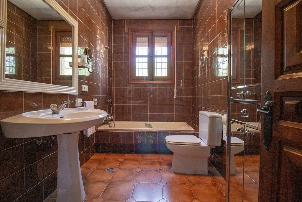 Salles de bain - Rustic House with Pool and Terrace in Carmena