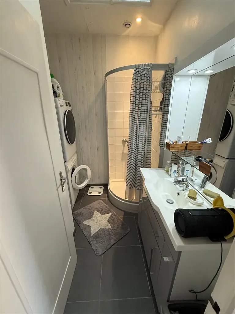 Vannitoad - 3-Bed Apartment with South-Facing Views in Bordeaux