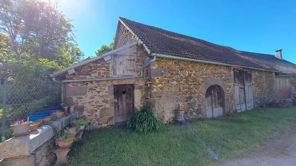 Esterno - Rustic House with Garden in Manzat