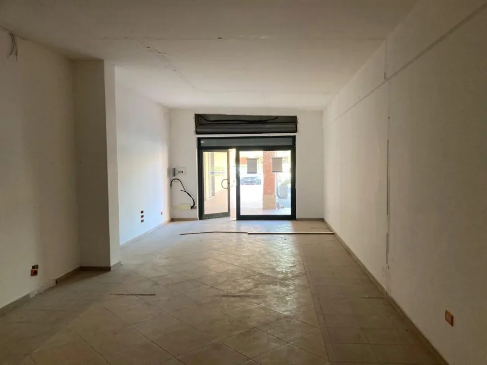 Toad - Commercial Unit with Parking in Capaccio Scalo