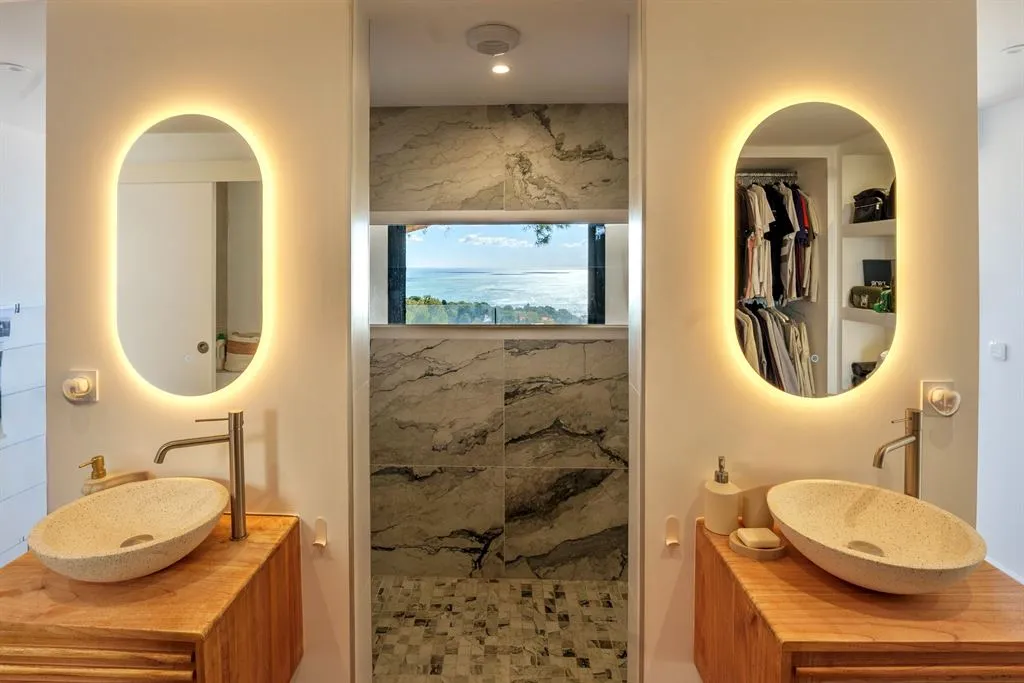 Salles de bain - Appartement Contemporain avec Vue Mer à l'Ouest