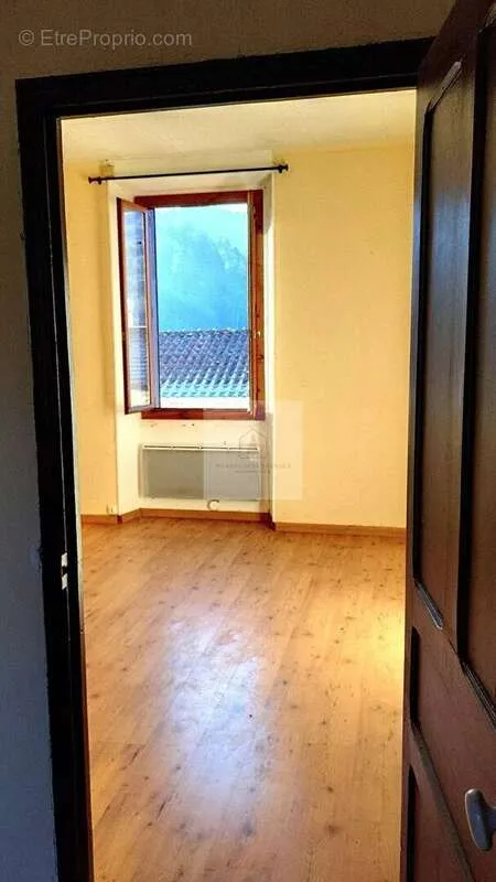 Pièces - Immeuble avec 2 Appartements et Garages au Collet de Dèze