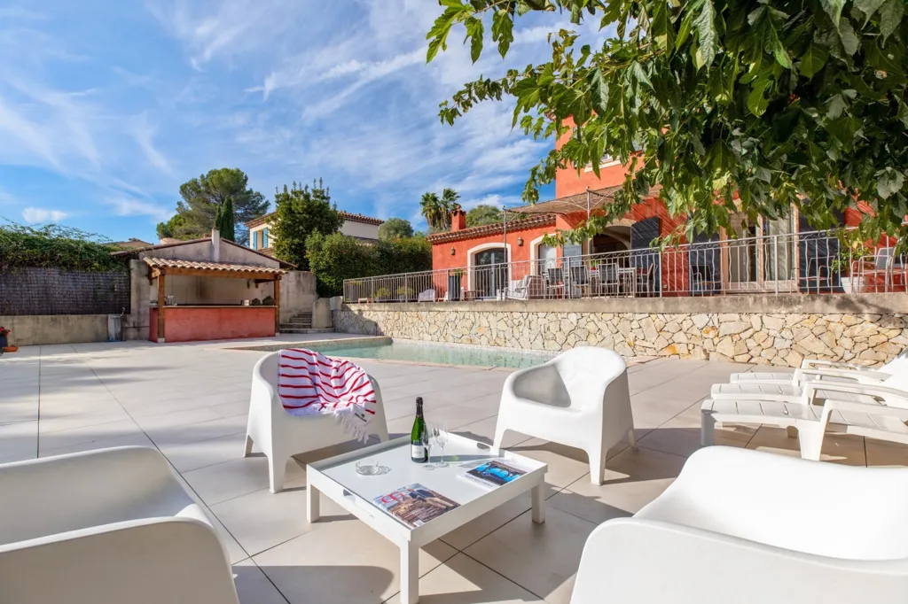 Piscine - Villa Néoprovençale avec Piscine à Biot