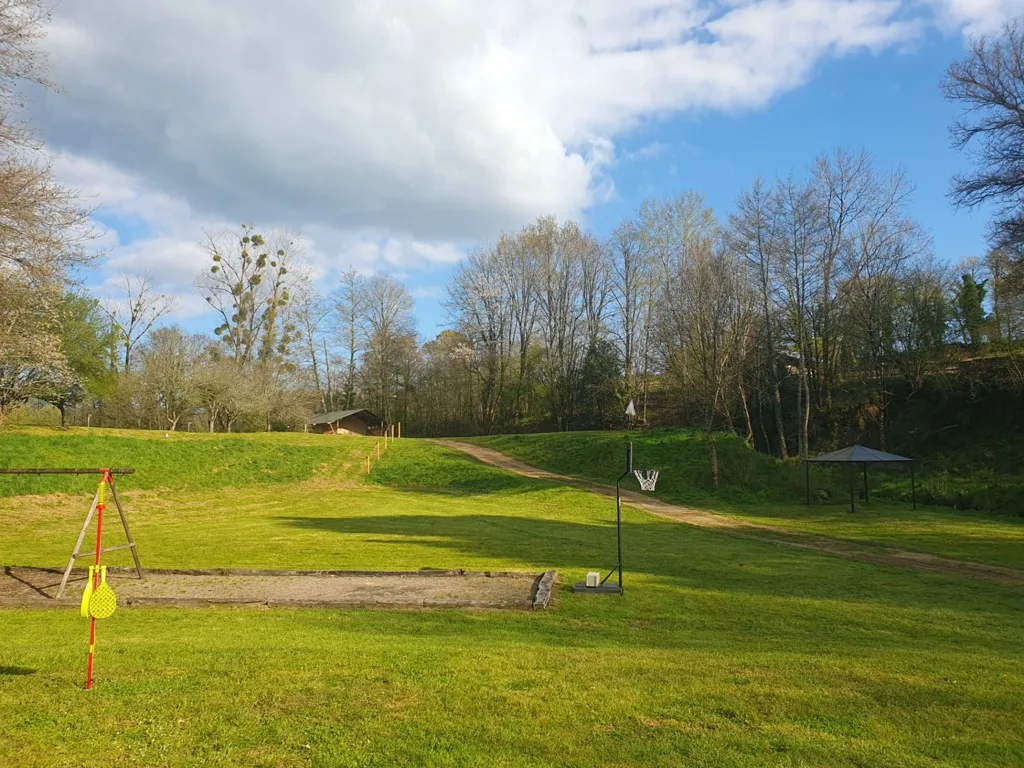 Jardin - Moulin Rénové avec Piscine et Terrain à la Campagne