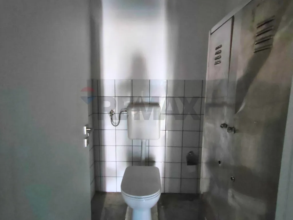 Salles de bain - Commercial Space with Vitrine in Piana del Sole, Rome