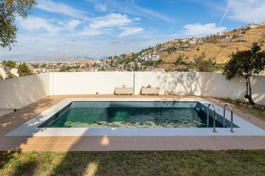 Piscina - Detached House with Private Pool in Granada