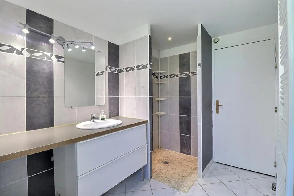 Salles de bain - Propriété de Caractère avec Deux Bâtisses à La Terrasse