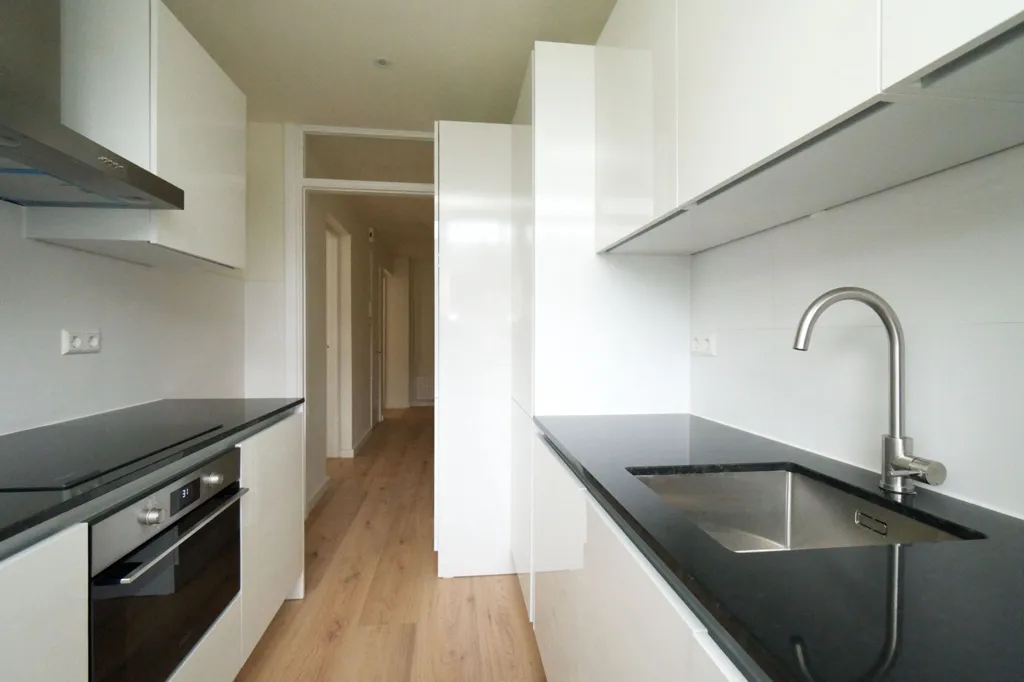 Cuisine - Renovated 3-Bed Apartment with Balcony in Den Haag