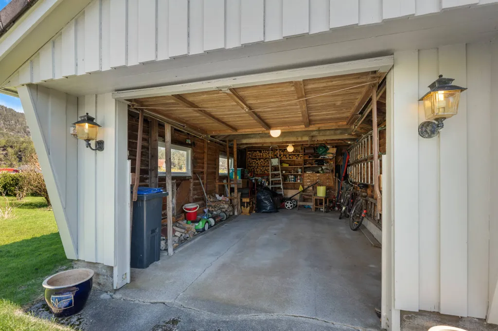 Garage - Tudor-Style Cottage with Garden in Sauda