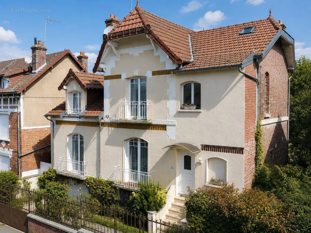 Õhuvaade - Character House with Pool in Soissons