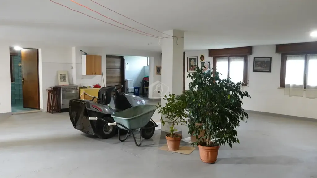 Garage - Semi-Detached Apartment with Garden in Suzzara