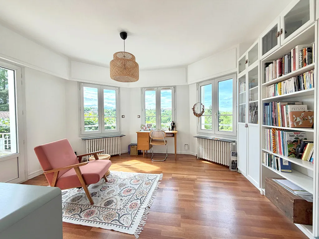 Kabinet - Eiffel-Style House with Pool in Prestigious Area