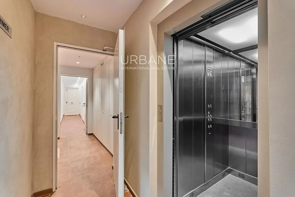 Entrée - Apartment with Balcony in Barcelona's Gothic Quarter
