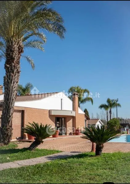 Bassein - Villa with Pool and Private Park in Latina