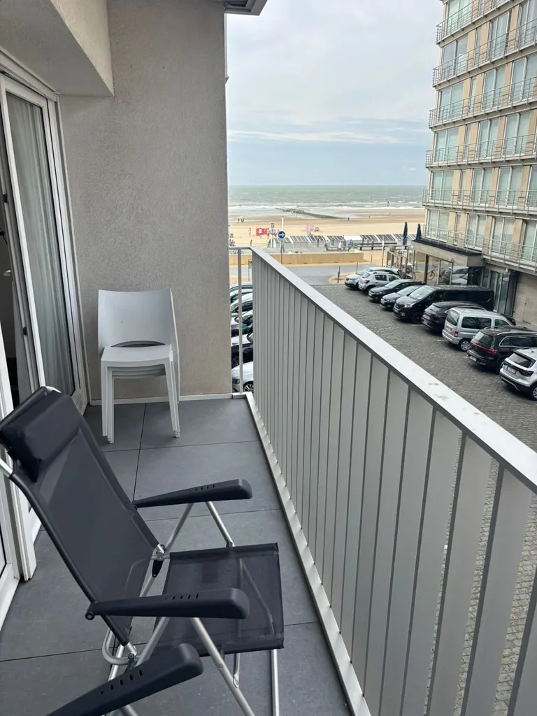 Rõdu - Partially Renovated Studio with Sea View in Oostende