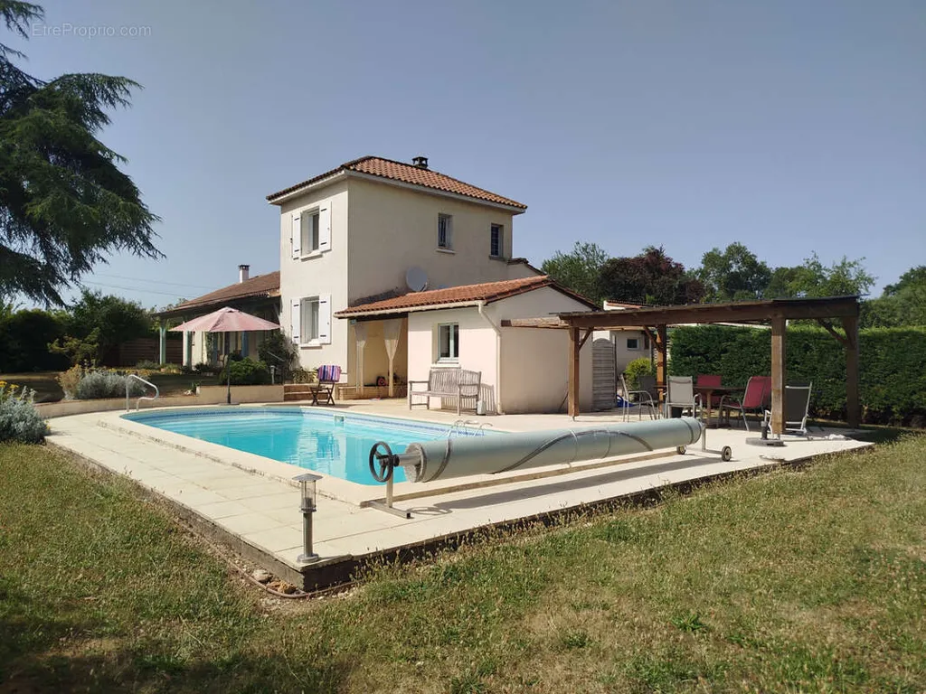 Pool - Family House with Pool in Quiet Area