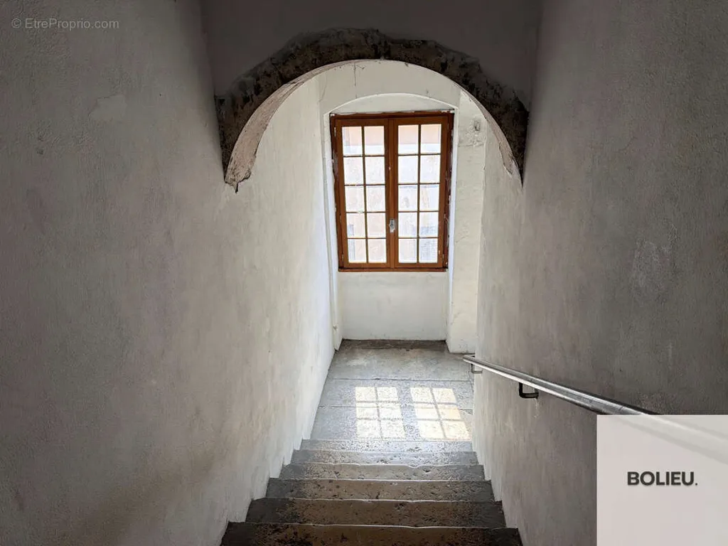 Rooms - Investment Building with Shops in Belley