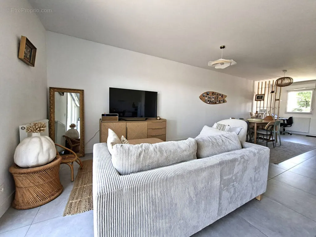Séjour - Maison Récemment Construite avec Terrasse à St-André-des-Eaux