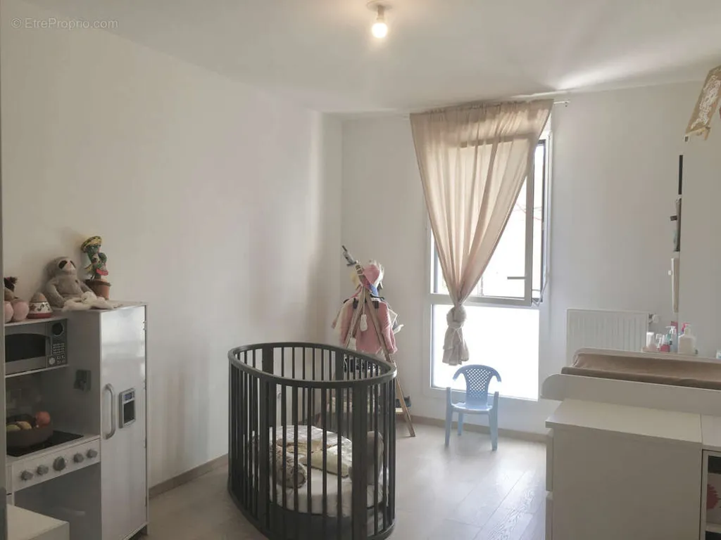 Chambres - Appartement 3 Pièces avec Terrasse à l'Ouest