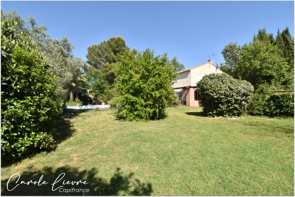 Jardin - Maison avec Piscine et Terrain de 2000 m²