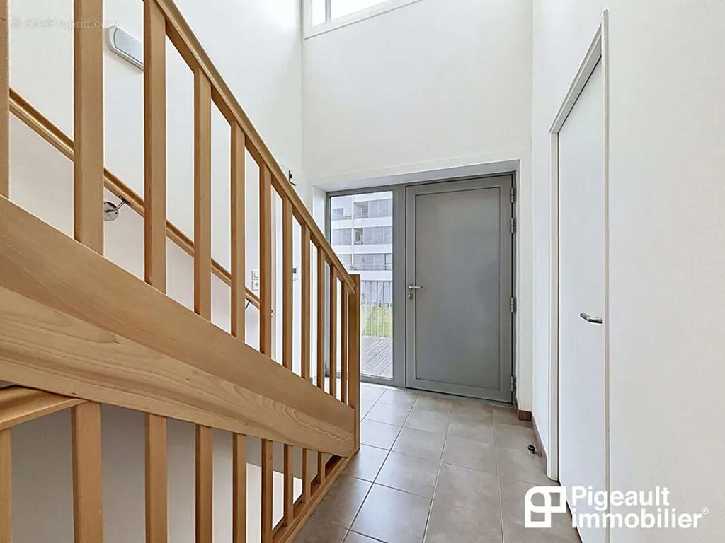 Hallway - Contemporary Maison with Patio in Rennes