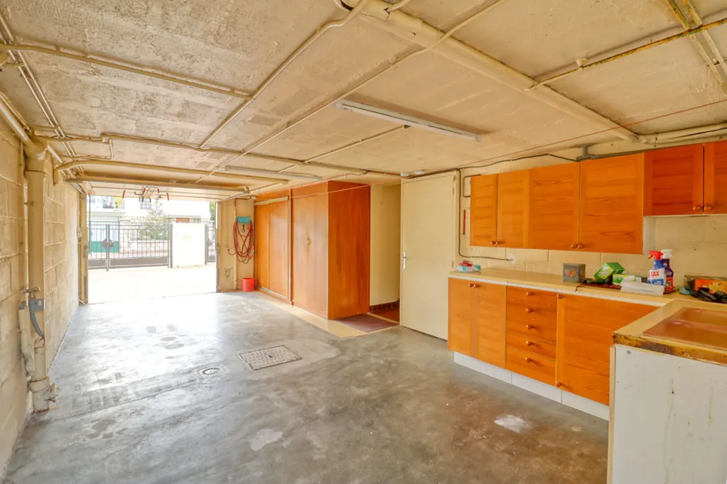 Garage - Maison avec Balcon et Jardin à Antony