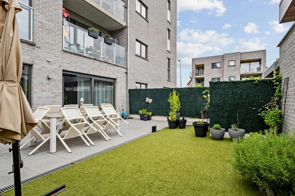 Aed - 2-Bed Apartment with Terrace in Aalst