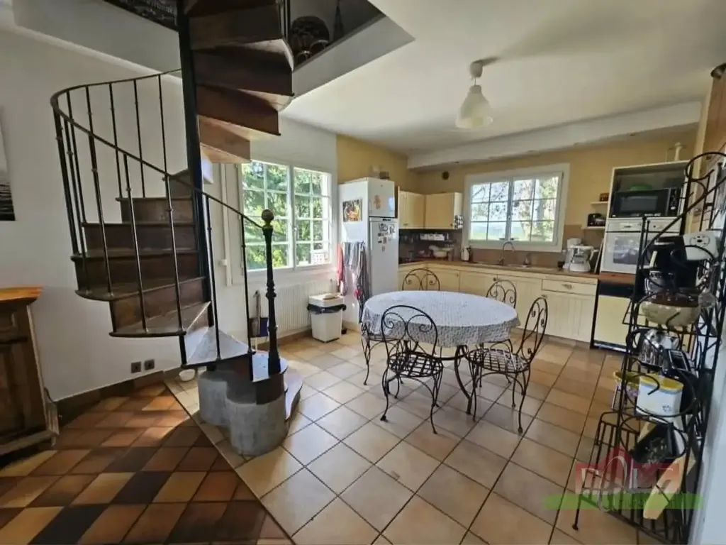 Salle à manger - Villa de 9 Pièces avec Piscine à Vienne
