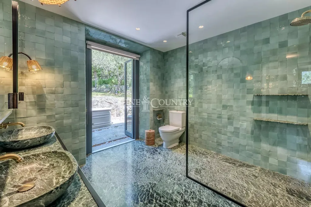 Salles de bain - Villa avec vue panoramique près de Cabris